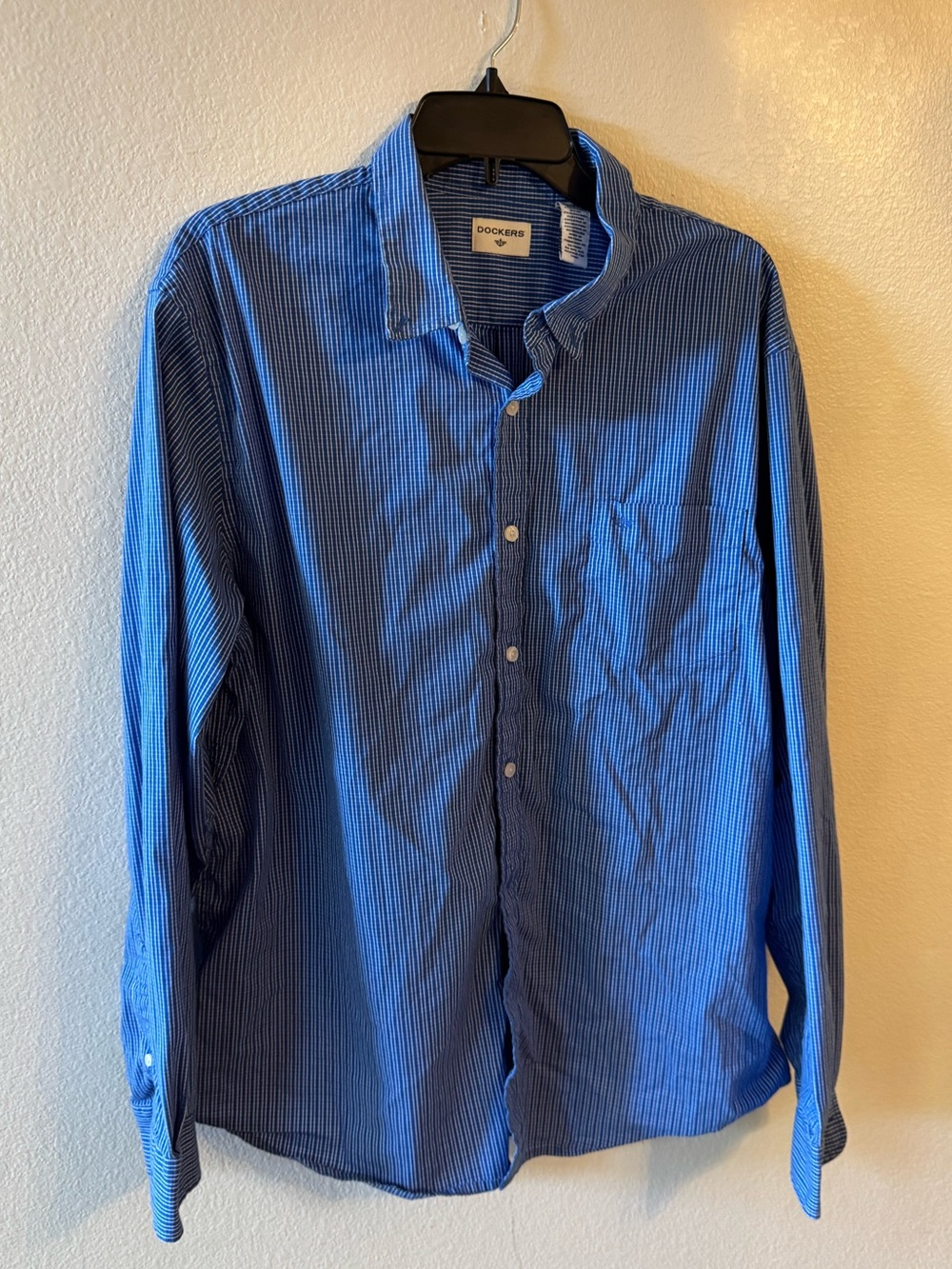 Dockers Men's Blue Pattern Button-Up Shirt